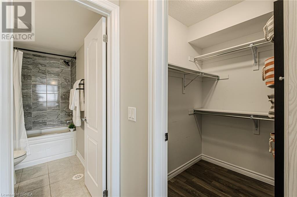 Photo 31 of 422 Athabasca Common, Oakville ON