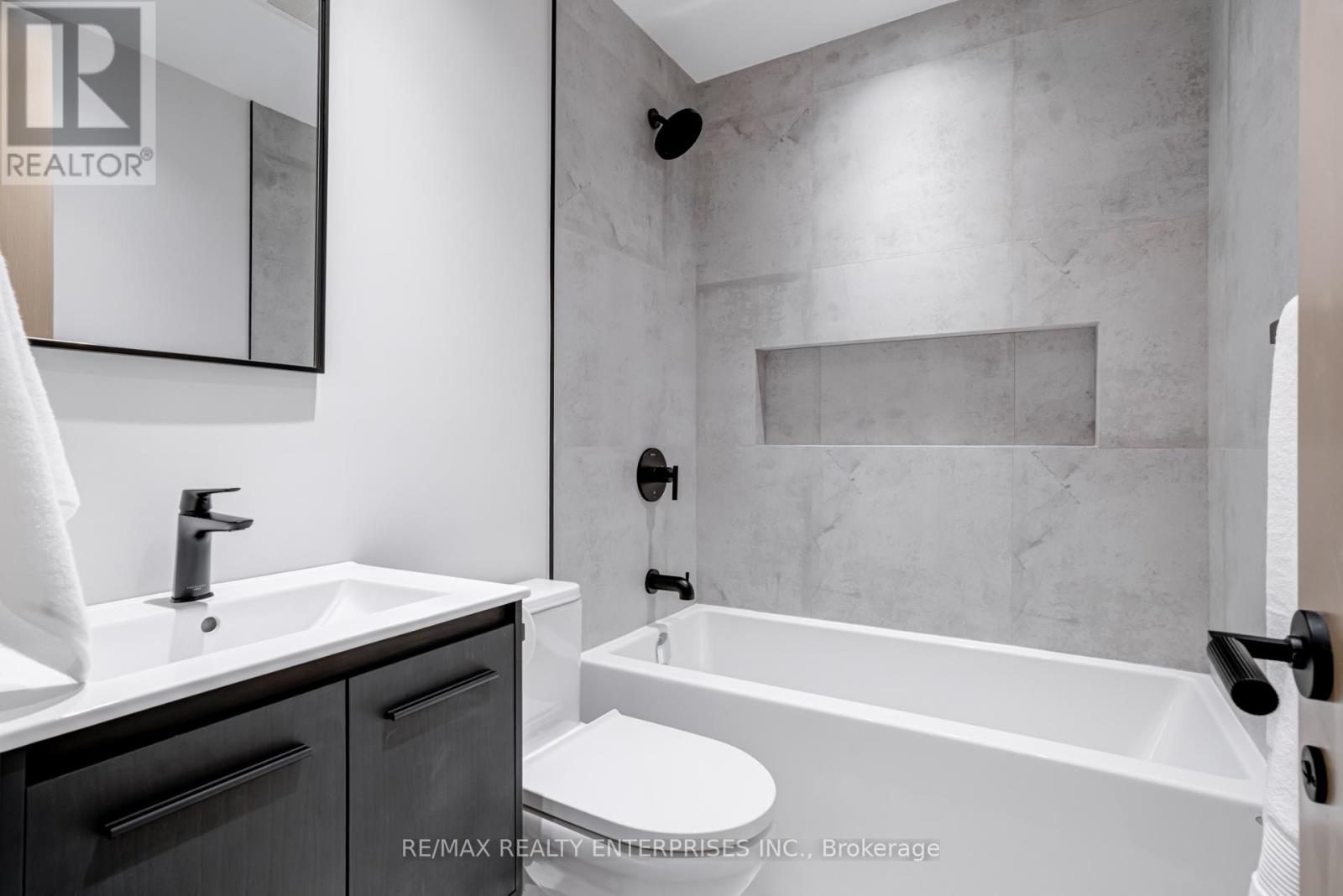 Photo 5 of 69 Park Street W, Mississauga ON