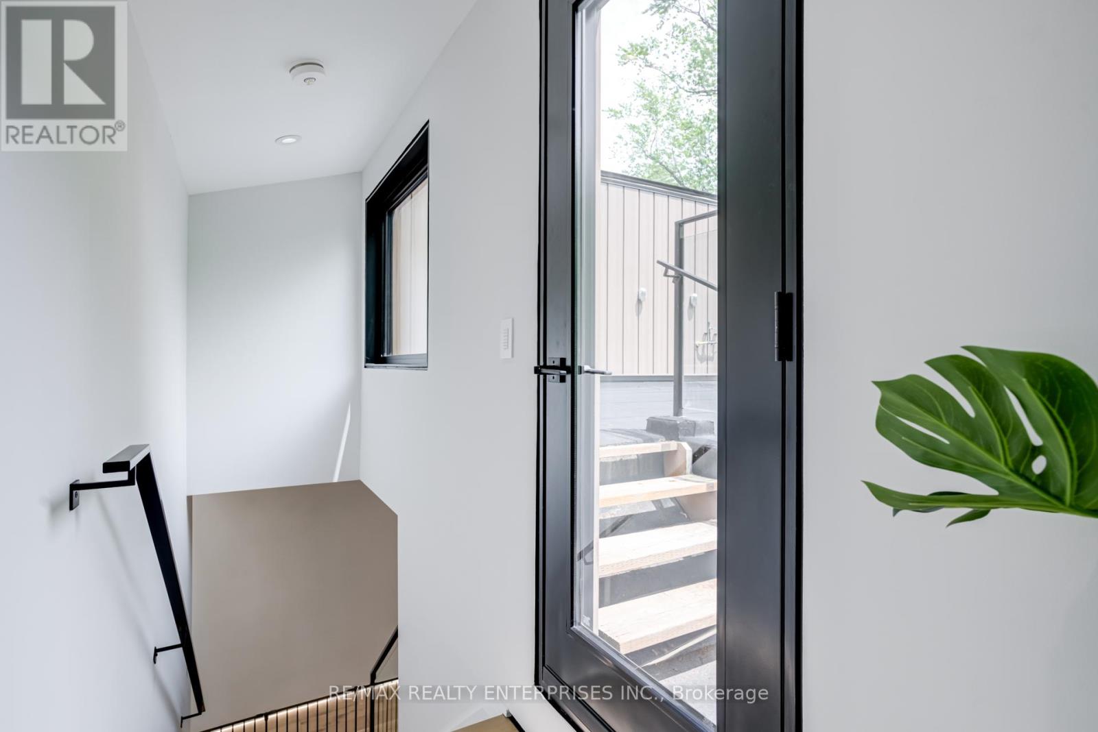 Photo 4 of 69 Park Street W, Mississauga ON