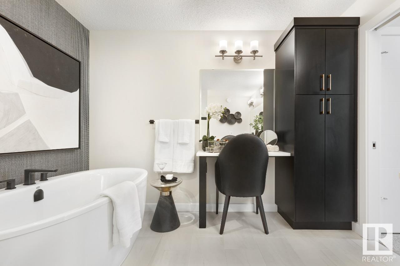 Photo 15 of 2504 204 St Nw, Edmonton AB