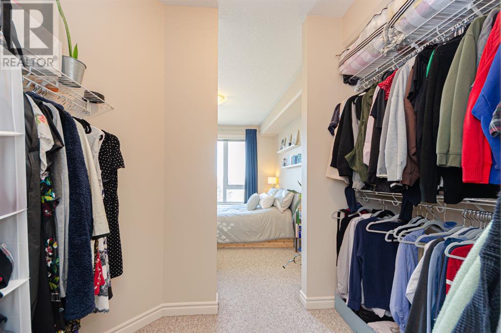 Single Family House for Sale in    Avenue NW Varsity Calgary 