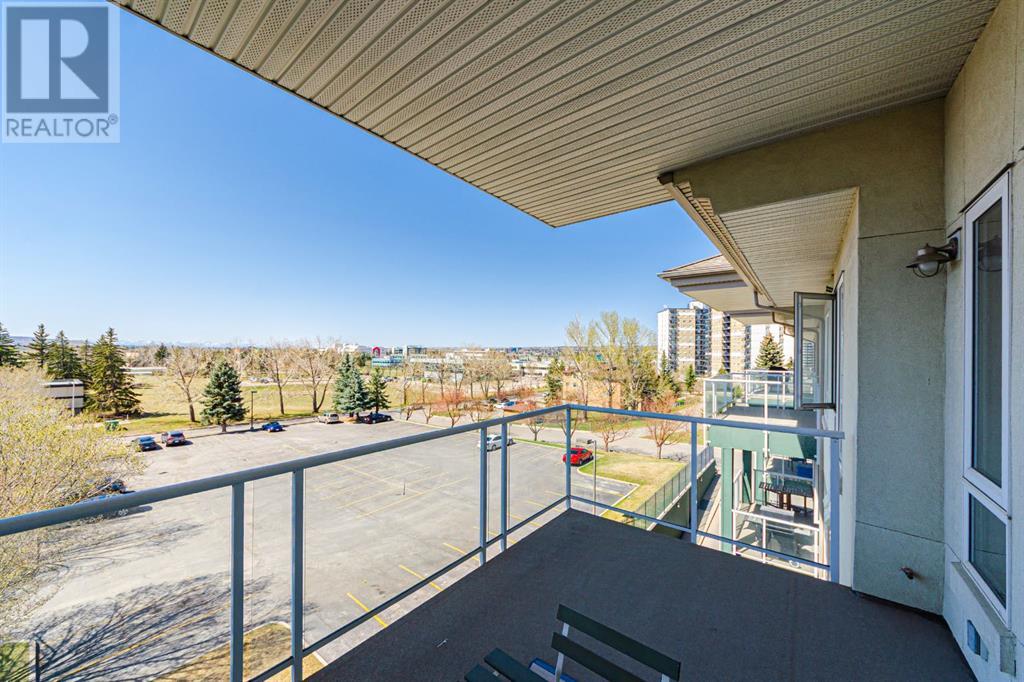 Single Family House for Sale in    Avenue NW Varsity Calgary 
