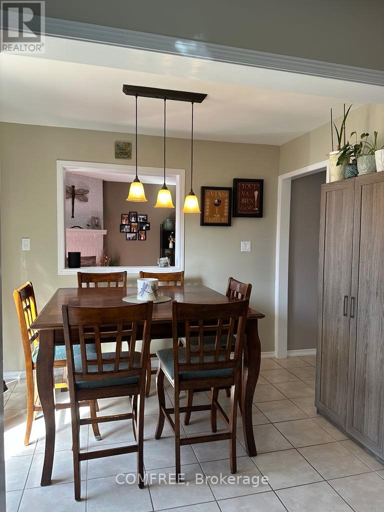 Photo 11 of 61 Carruthers Crescent, Barrie ON