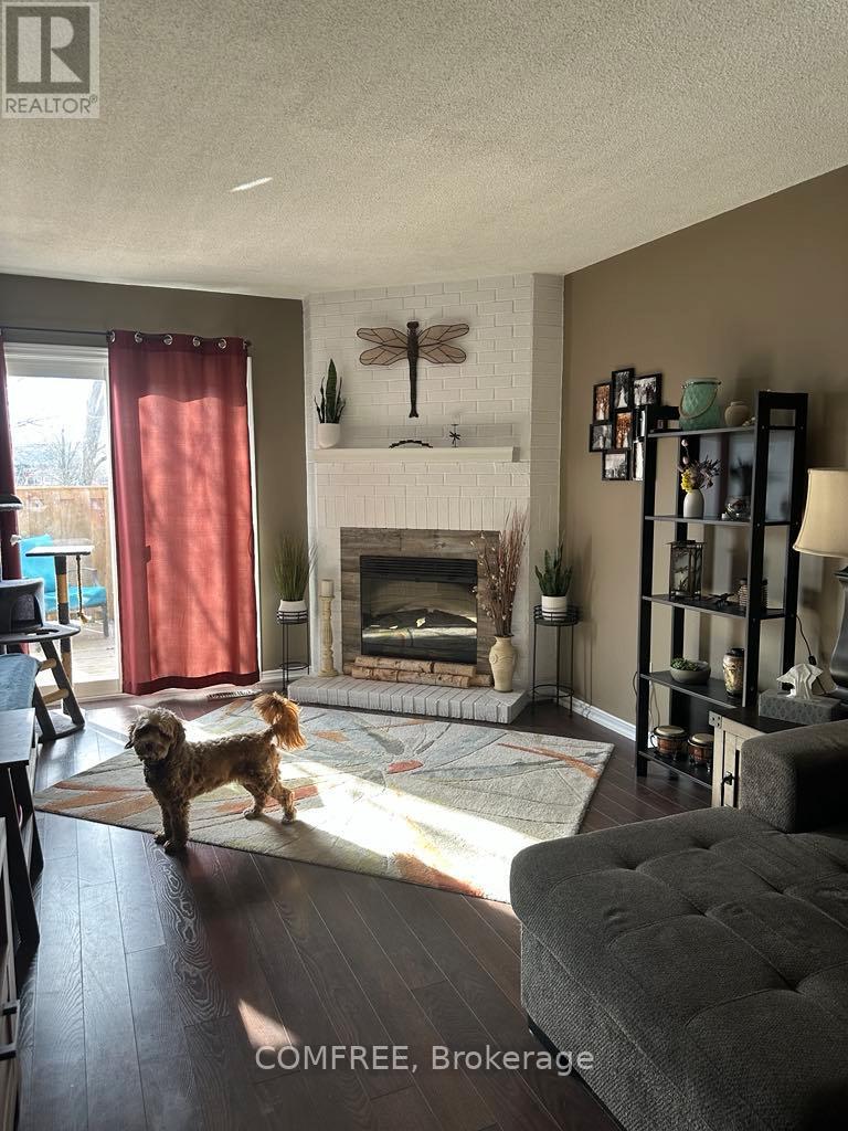 Photo 12 of 61 Carruthers Crescent, Barrie ON