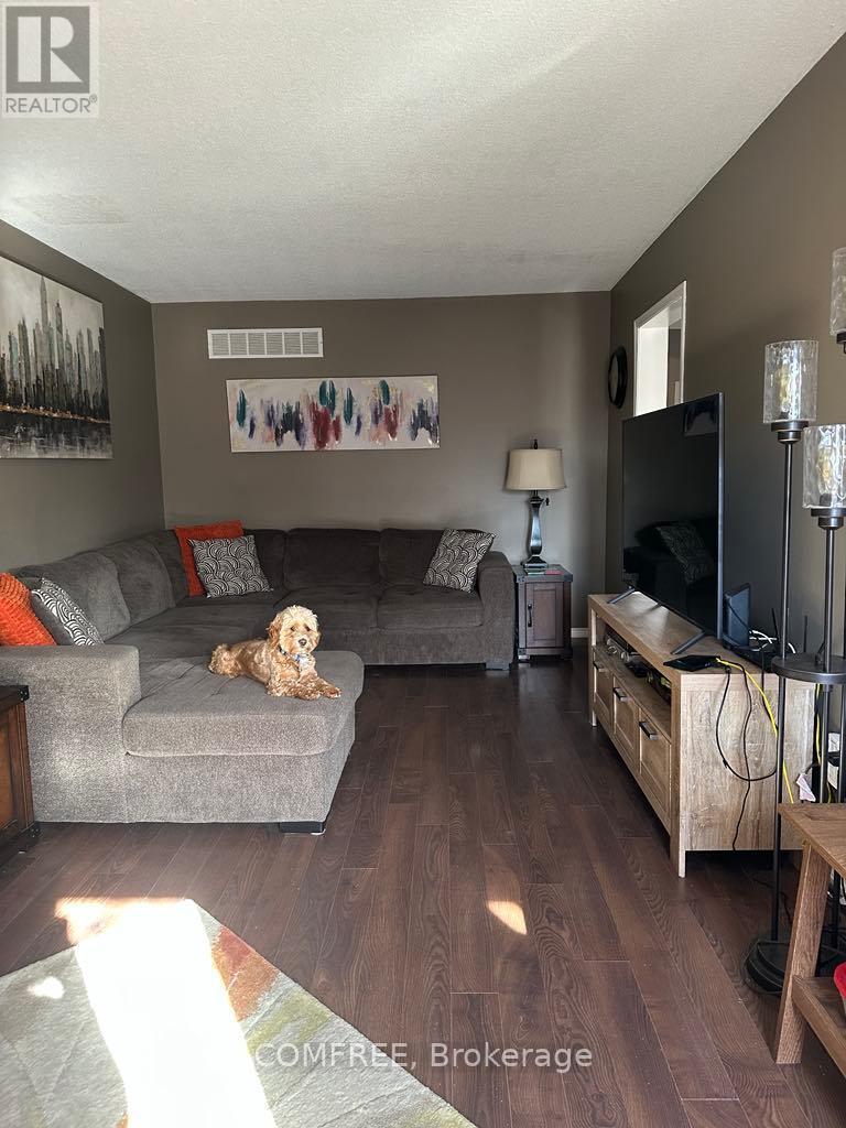 Photo 13 of 61 Carruthers Crescent, Barrie ON