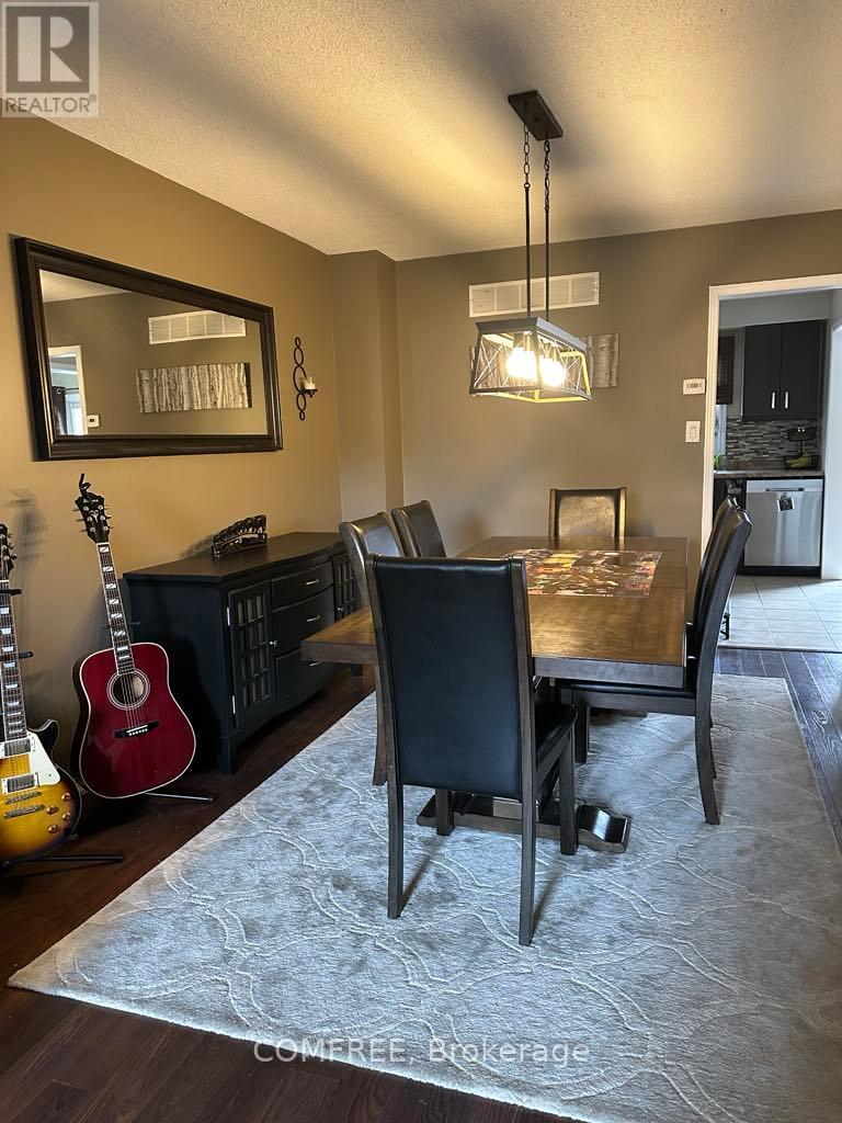 Photo 14 of 61 Carruthers Crescent, Barrie ON