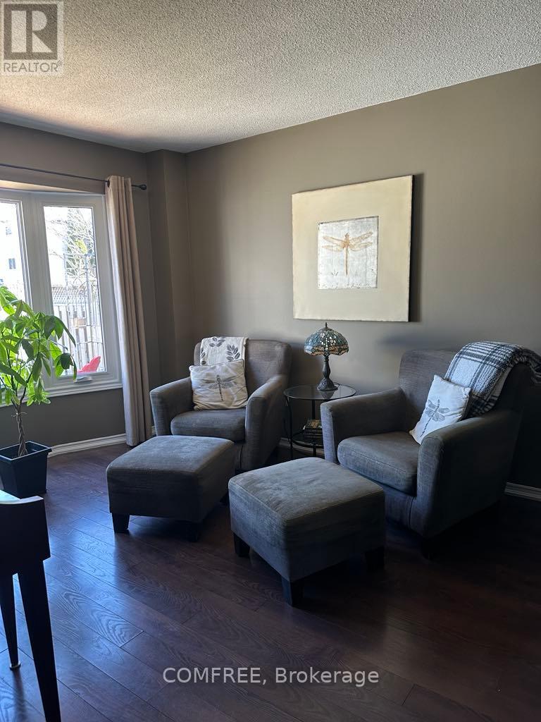 Photo 15 of 61 Carruthers Crescent, Barrie ON