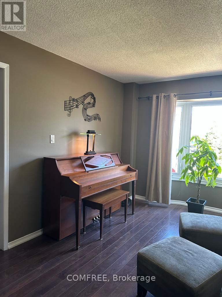Photo 16 of 61 Carruthers Crescent, Barrie ON