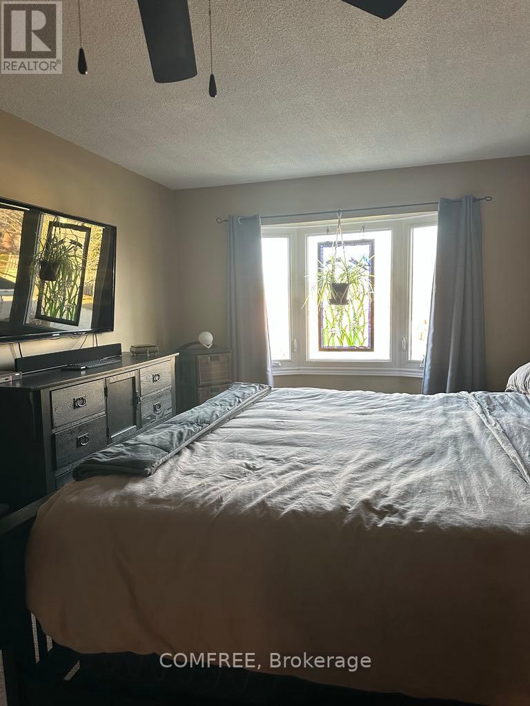 Photo 17 of 61 Carruthers Crescent, Barrie ON