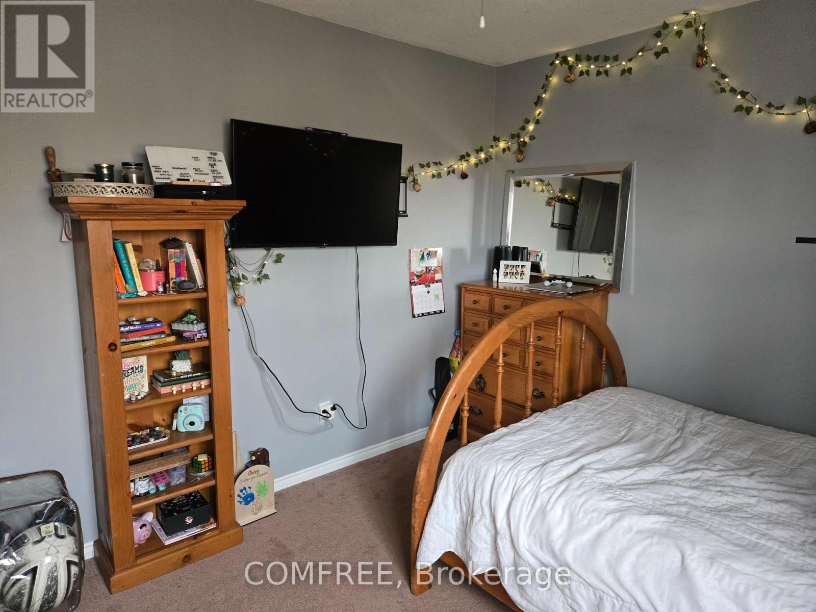 Photo 23 of 61 Carruthers Crescent, Barrie ON
