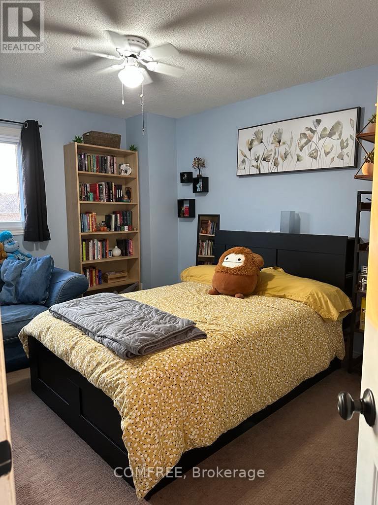 Photo 24 of 61 Carruthers Crescent, Barrie ON