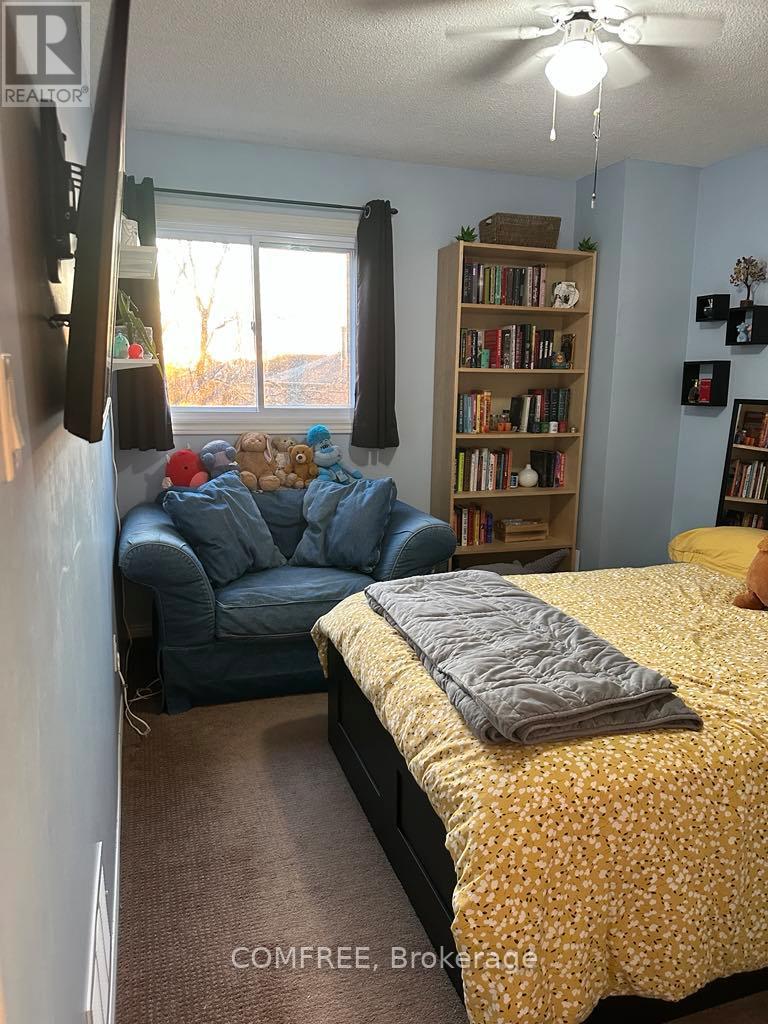 Photo 25 of 61 Carruthers Crescent, Barrie ON