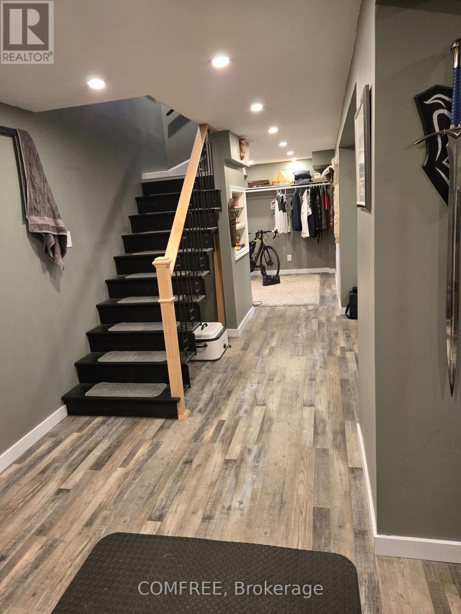 Photo 27 of 61 Carruthers Crescent, Barrie ON