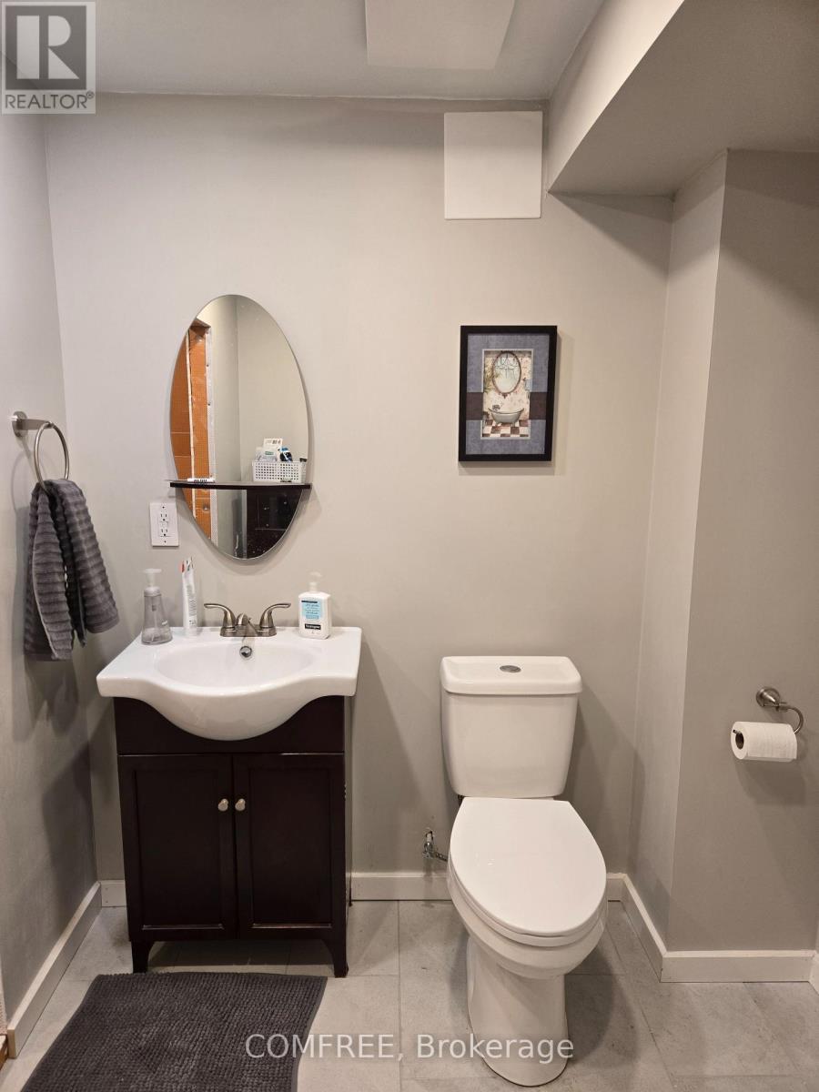 Photo 31 of 61 Carruthers Crescent, Barrie ON