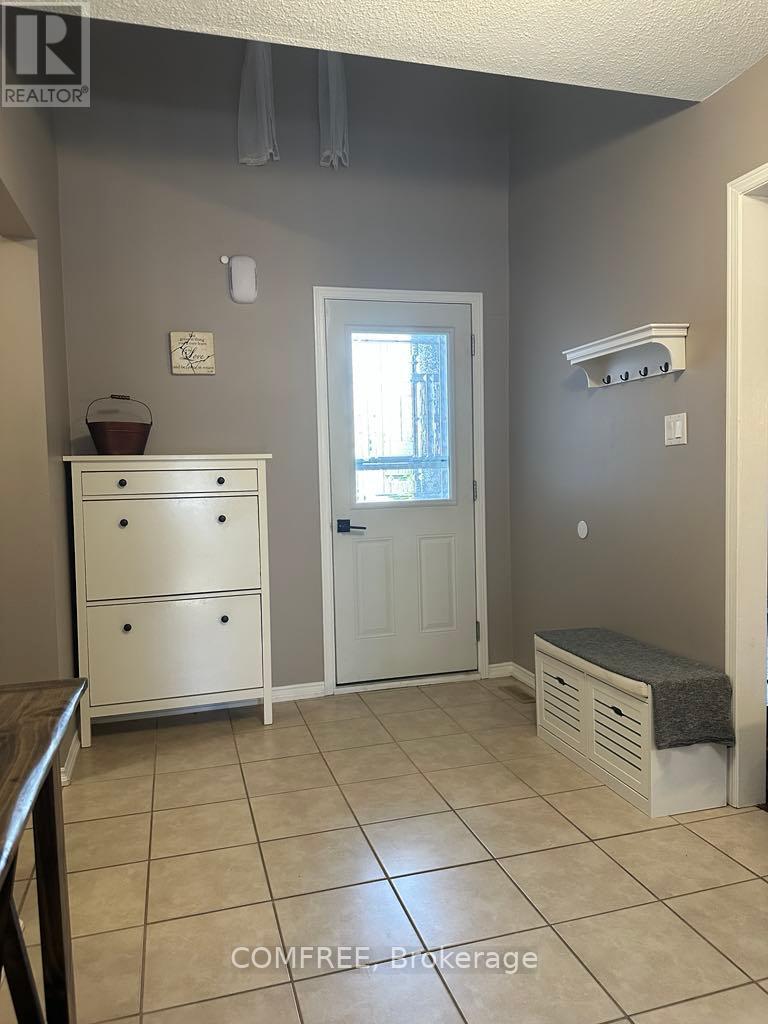 Photo 5 of 61 Carruthers Crescent, Barrie ON