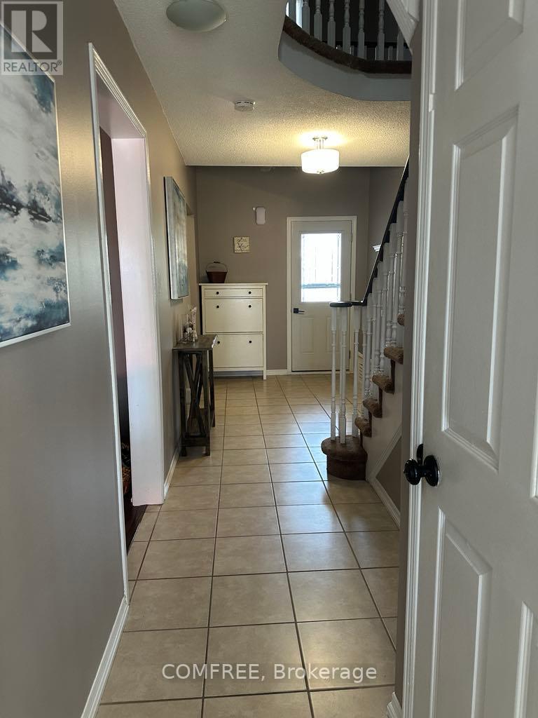 Photo 7 of 61 Carruthers Crescent, Barrie ON