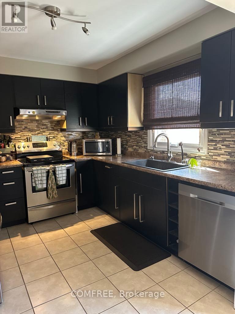 Photo 9 of 61 Carruthers Crescent, Barrie ON