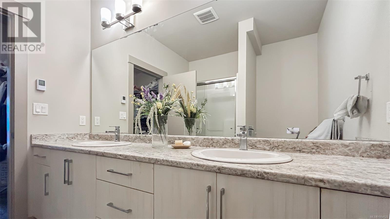 8 Massey Pl, View Royal