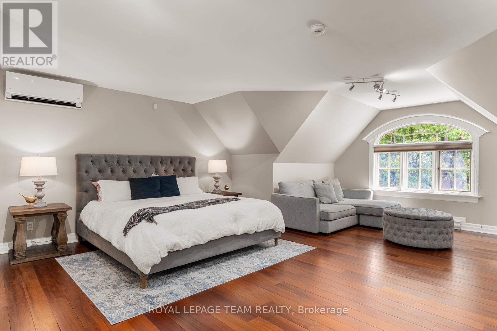 https://ddfcdn.realtor.ca/listing/TS638866403627070000/reb76/highres/5/x12250805_26.jpg