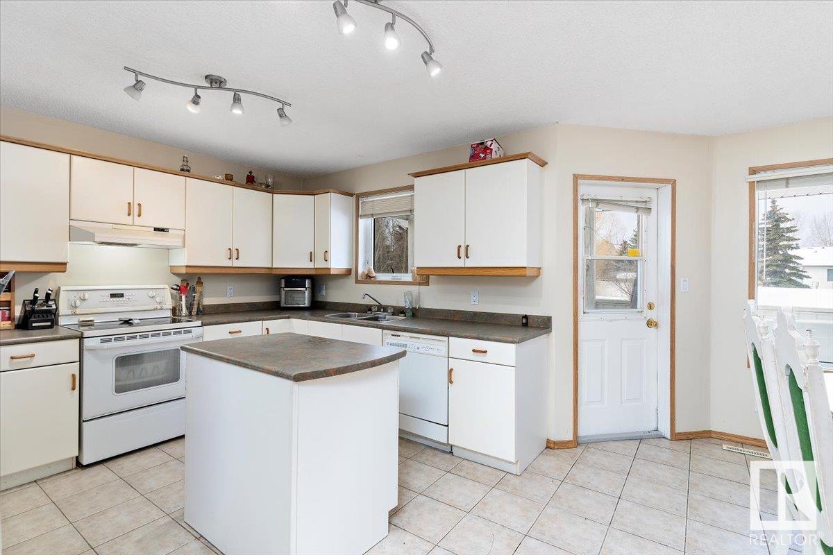 Photo 10 of 5116 58 Av, Tofield AB