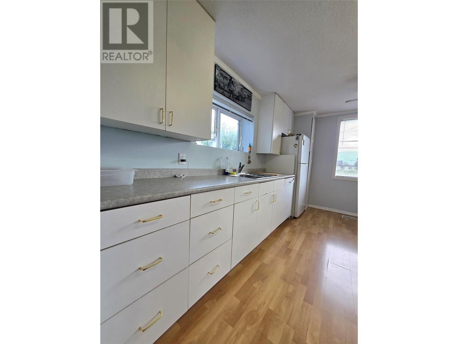 Photo 1 of 221 Beatty Avenue Nw, Salmon Arm BC