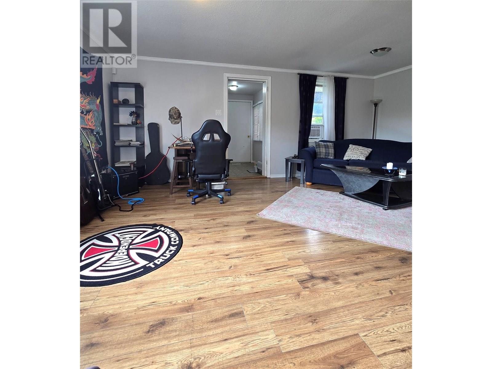 Photo 12 of 221 Beatty Avenue Nw, Salmon Arm BC