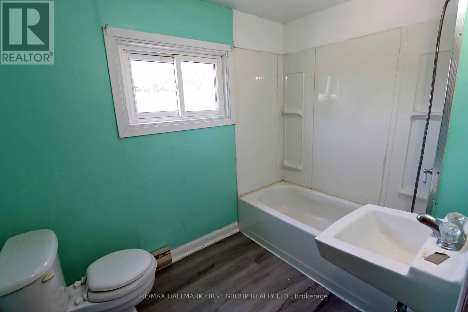 Photo 13 of 143 Brockville Street, Smiths Falls ON