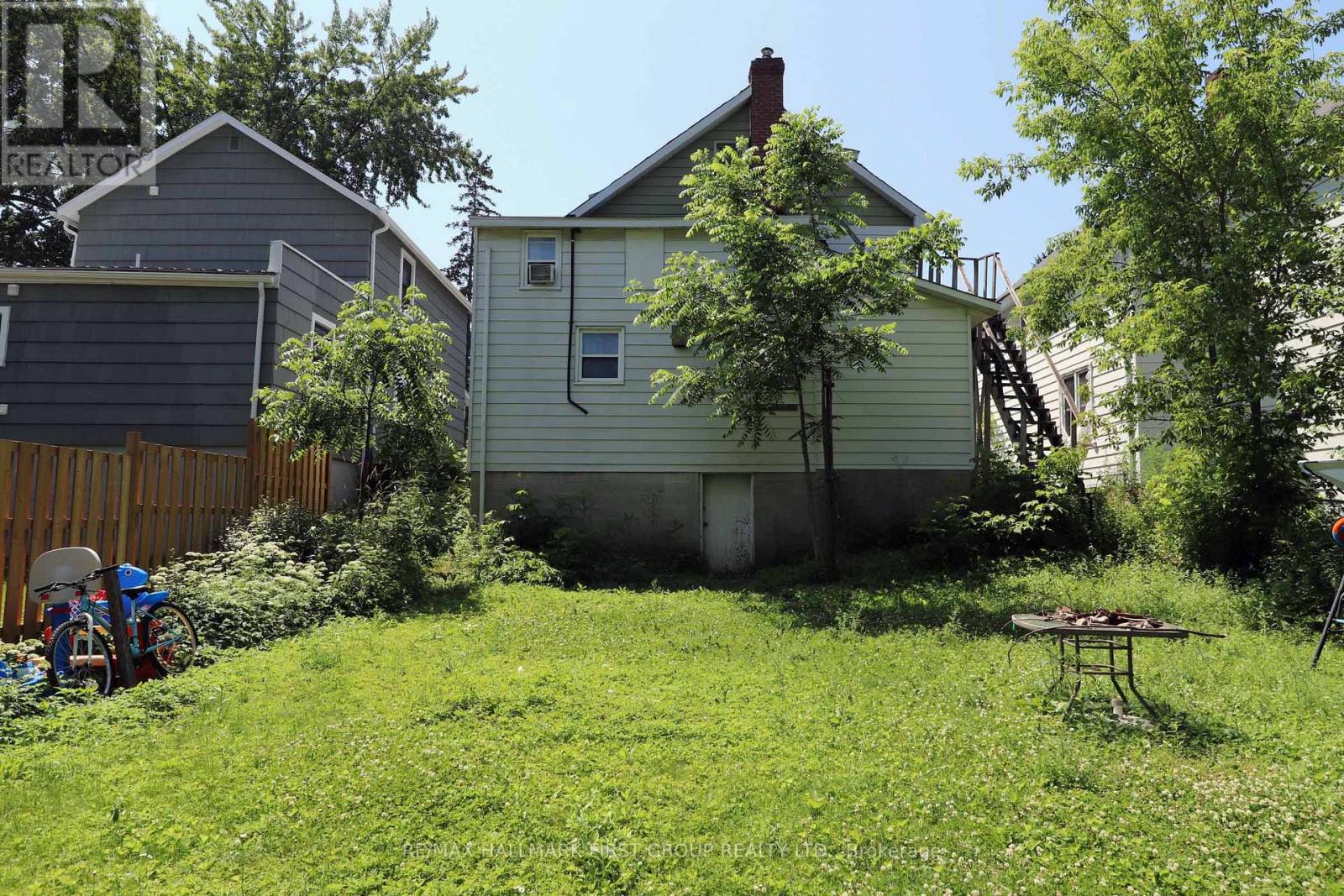 Photo 11 of 143 Brockville Street, Smiths Falls ON