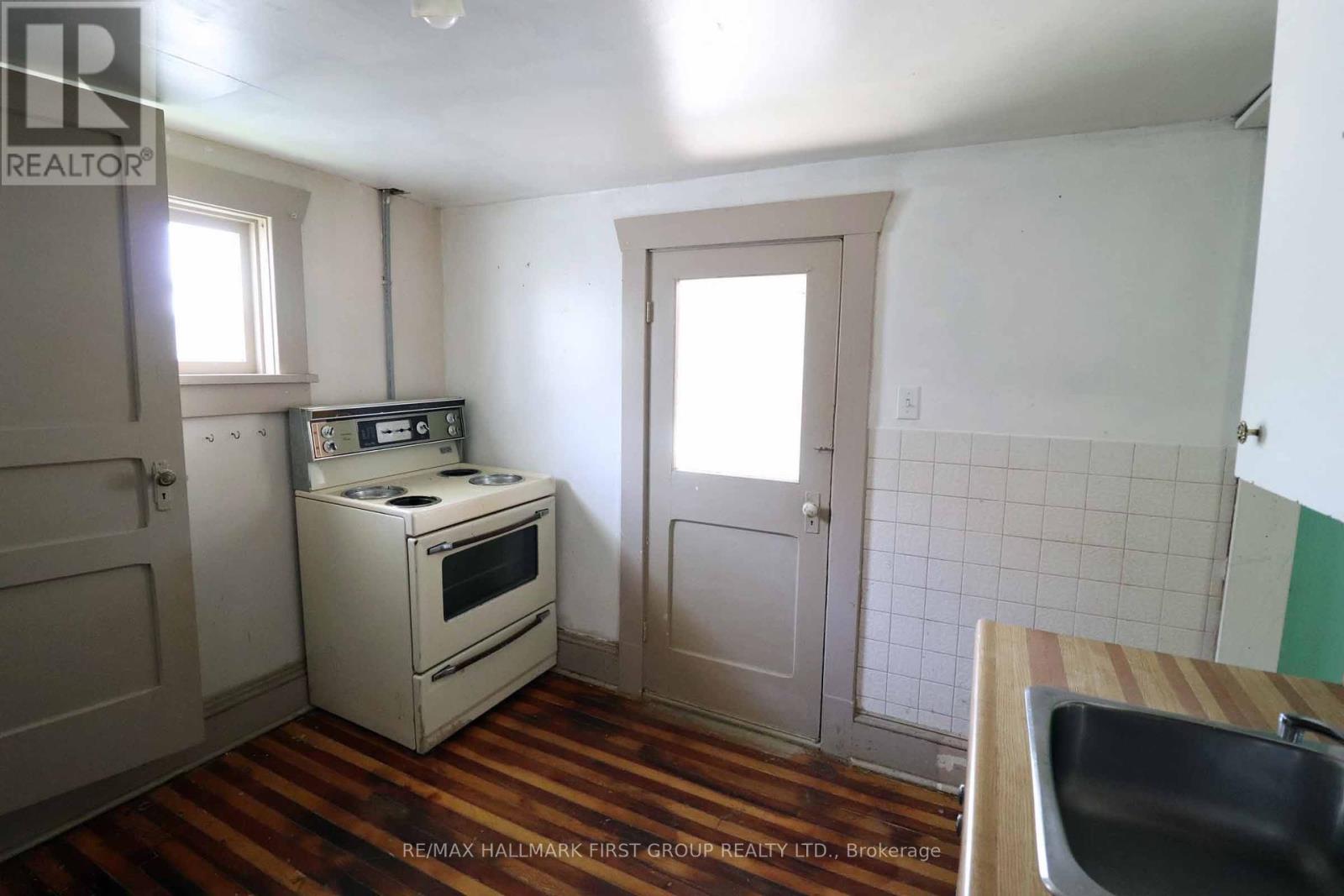 Photo 7 of 143 Brockville Street, Smiths Falls ON