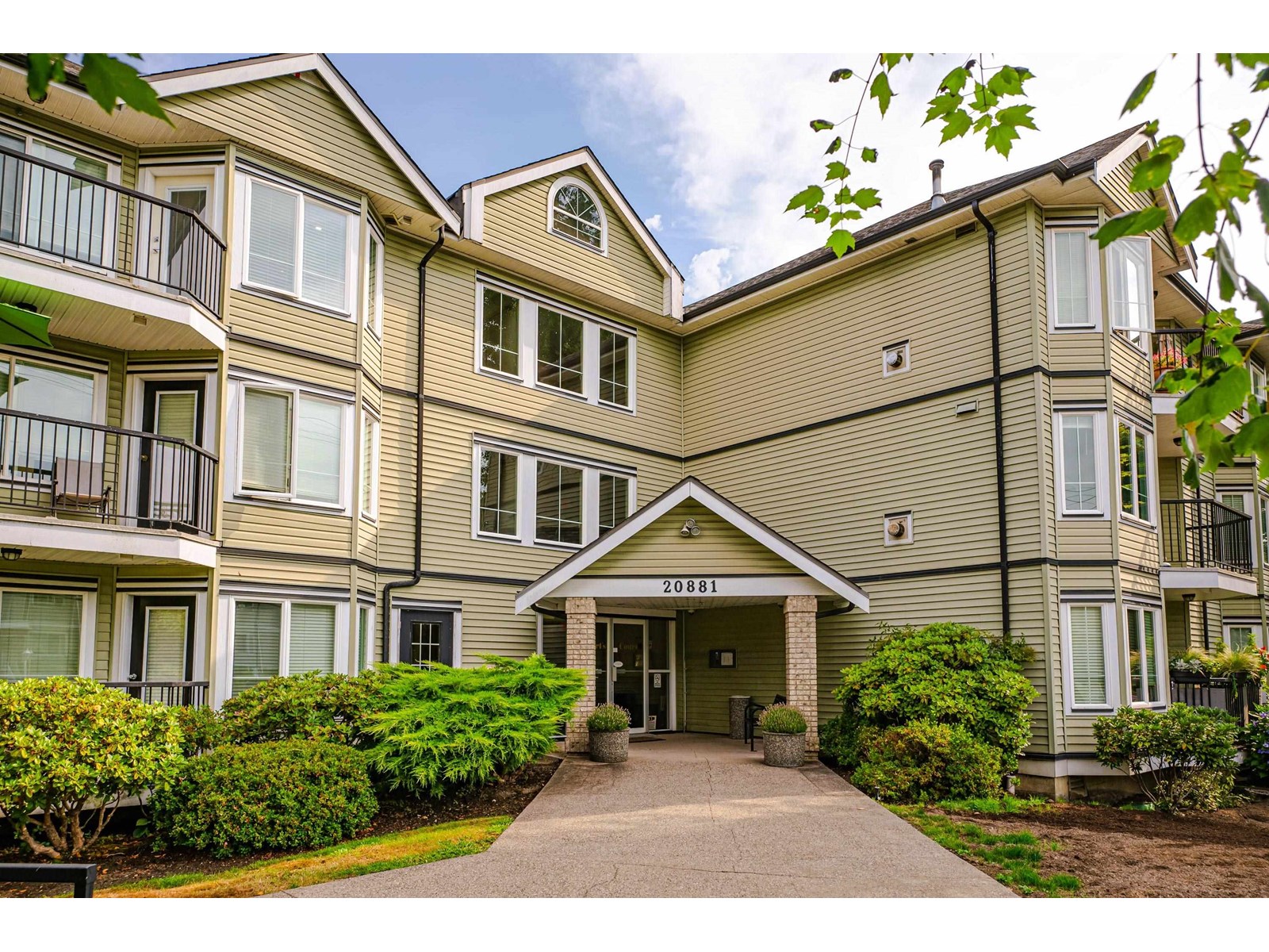Photo 2 of 302 20881 56 Avenue, Langley BC