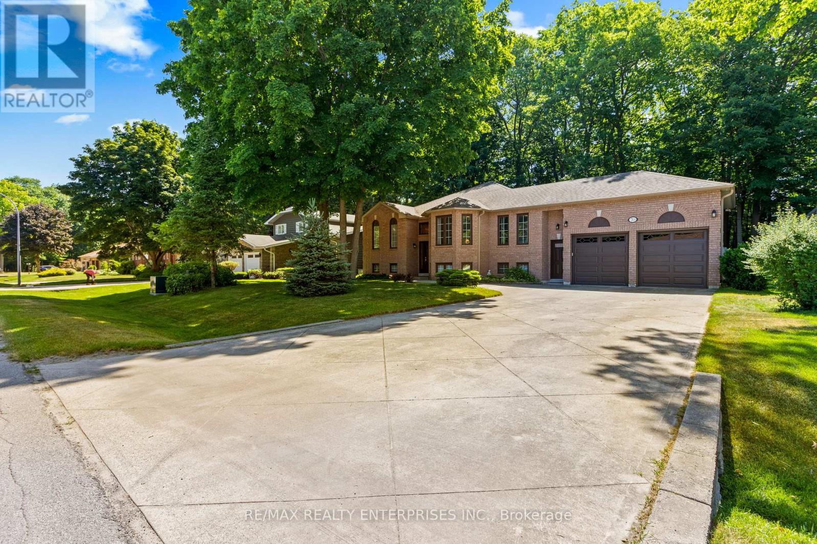 Photo 2 of 70 Downer Crescent, Wasaga Beach ON