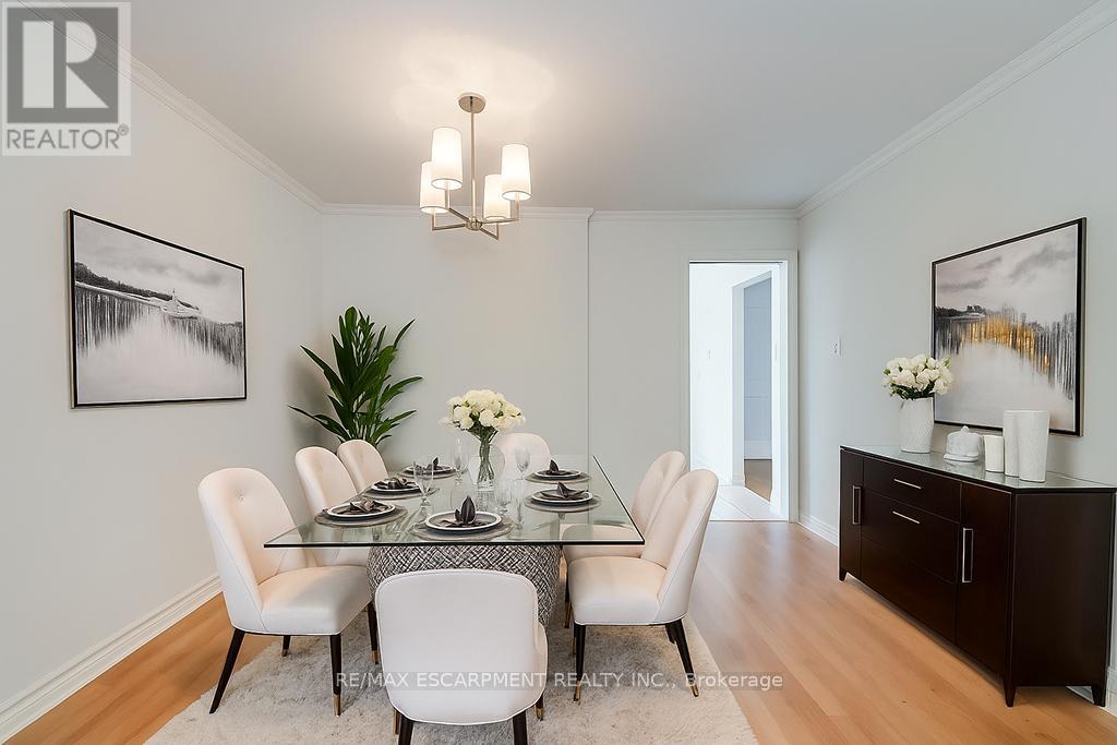 Photo 2 of 4 1270 Gainsborough Drive, Oakville ON