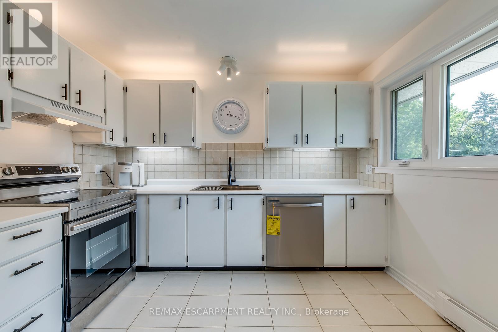 Photo 7 of 4 1270 Gainsborough Drive, Oakville ON