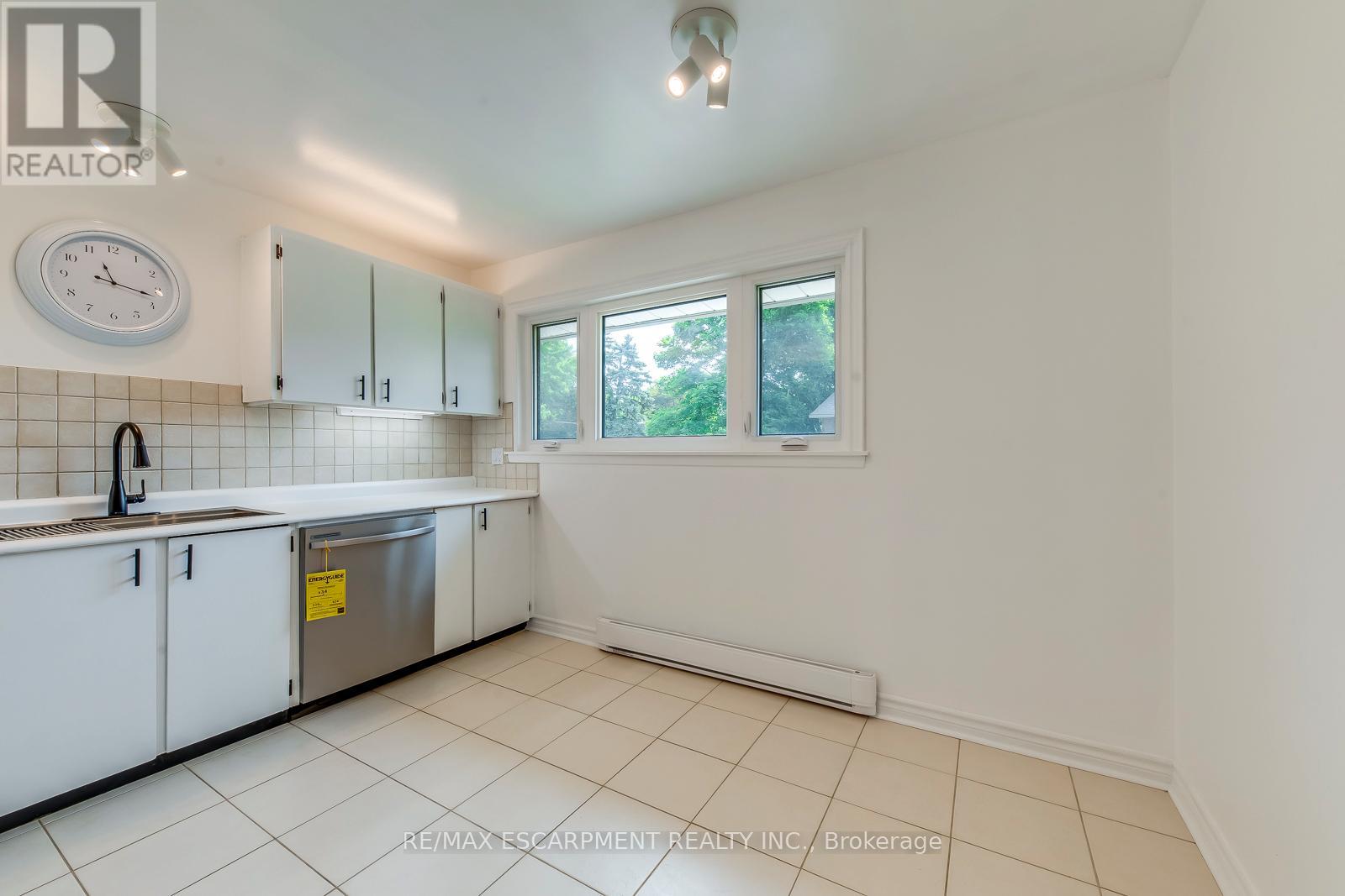 Photo 9 of 4 1270 Gainsborough Drive, Oakville ON