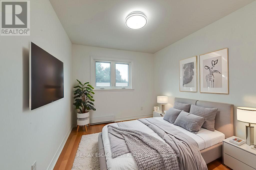 Photo 3 of 4 1270 Gainsborough Drive, Oakville ON