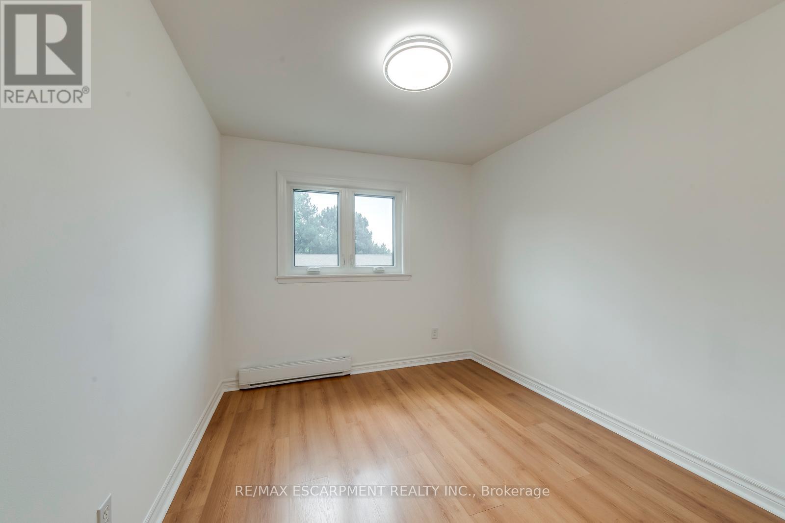 Photo 19 of 4 1270 Gainsborough Drive, Oakville ON
