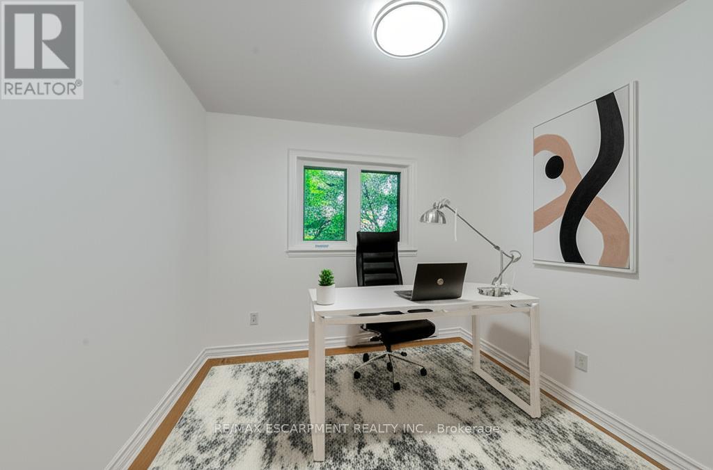 Photo 4 of 4 1270 Gainsborough Drive, Oakville ON