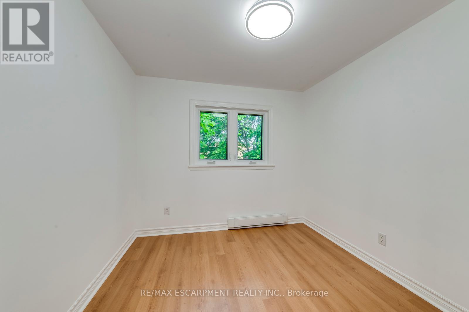 Photo 15 of 4 1270 Gainsborough Drive, Oakville ON