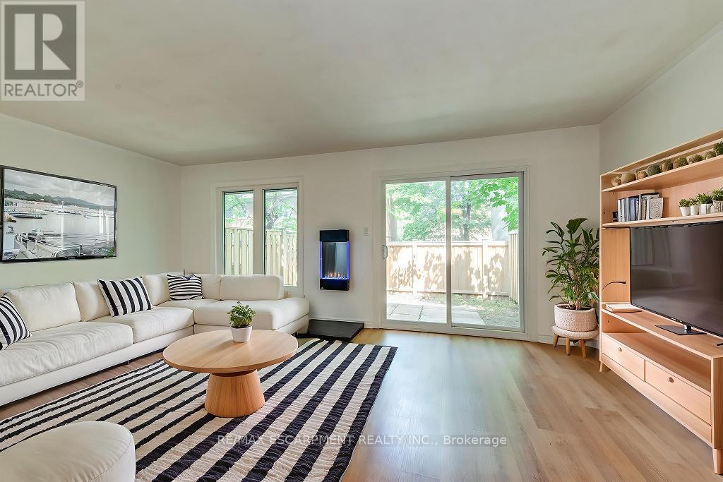 Photo 6 of 4 1270 Gainsborough Drive, Oakville ON
