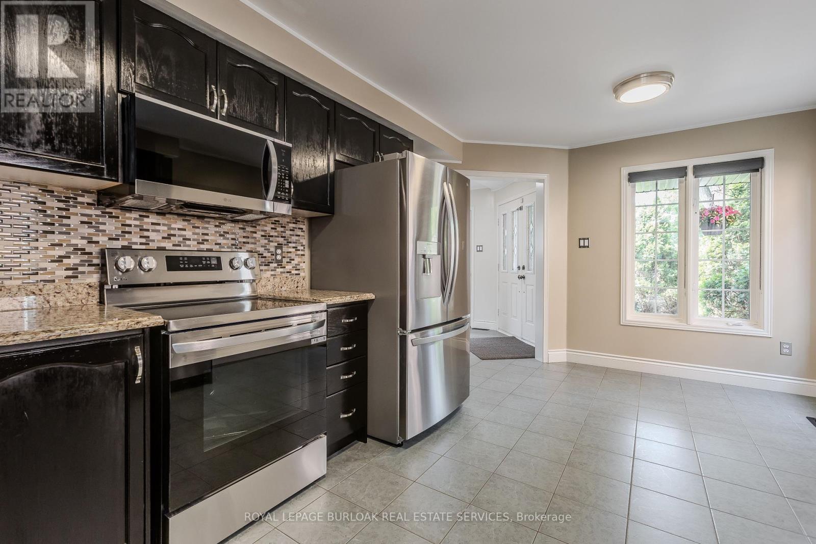 Photo 37 of 561 Phoebe Crescent, Burlington ON
