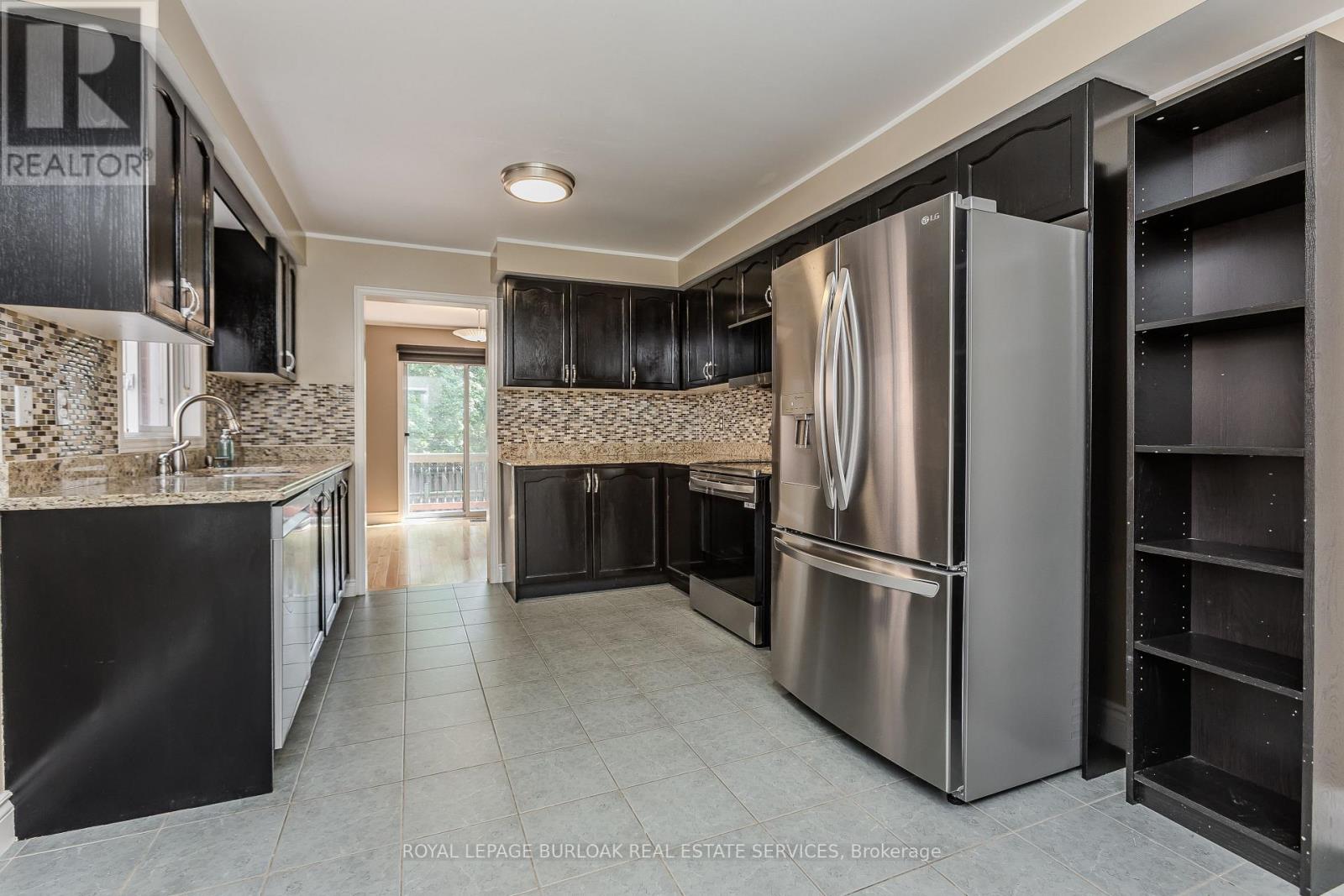 Photo 10 of 561 Phoebe Crescent, Burlington ON