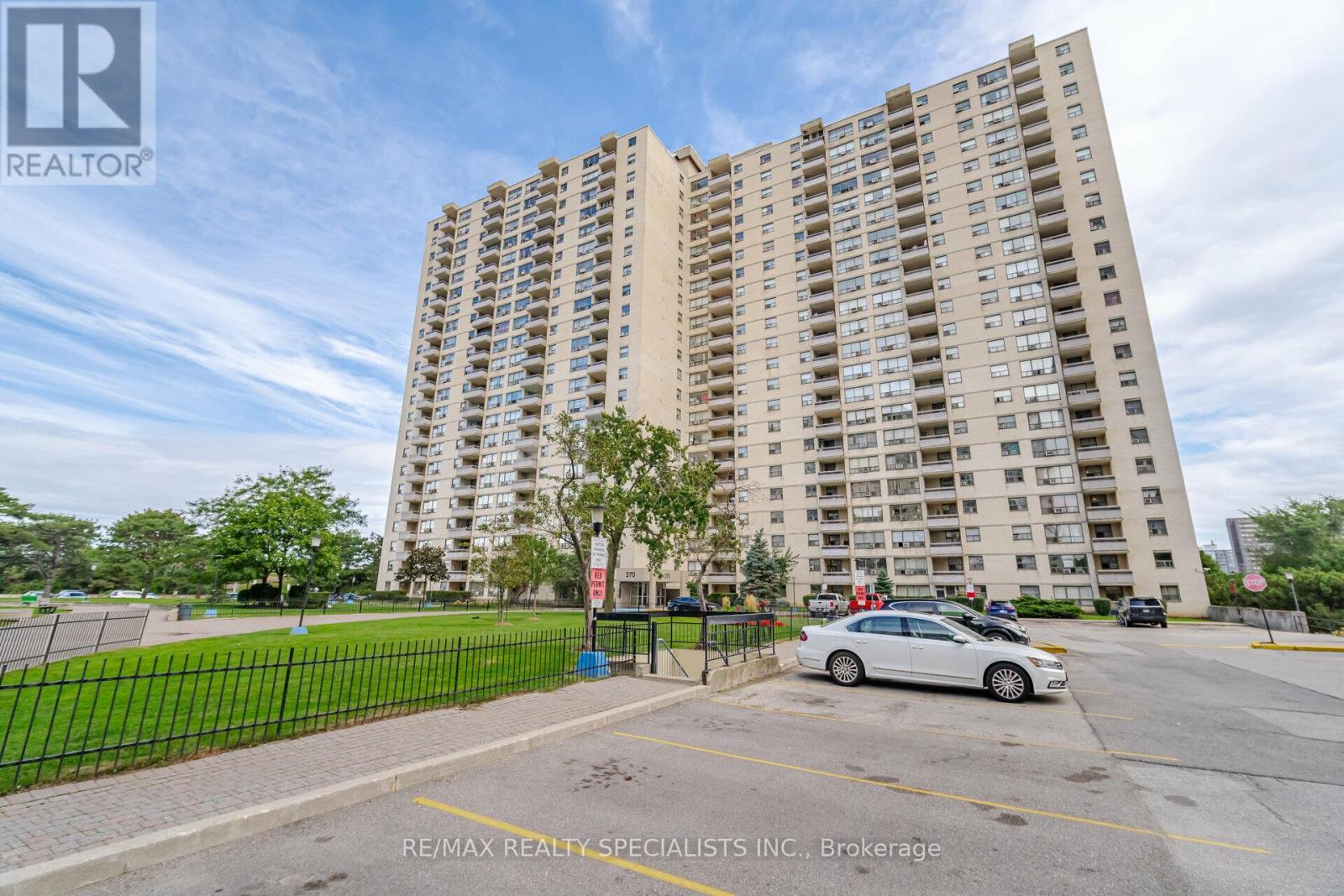 Photo 3 of 915 370 Dixon Road, Toronto ON