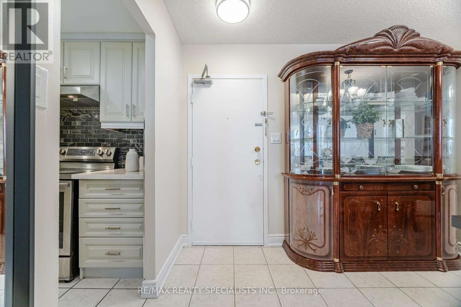 Photo 8 of 915 370 Dixon Road, Toronto ON