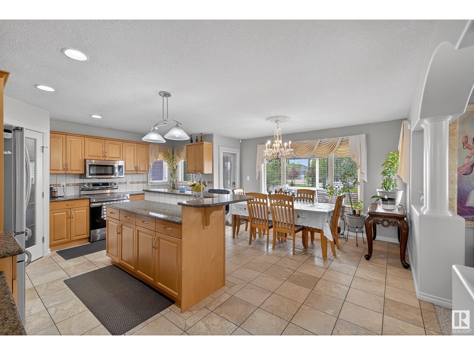 Photo 10 of 10671 180 Av Nw, Edmonton AB