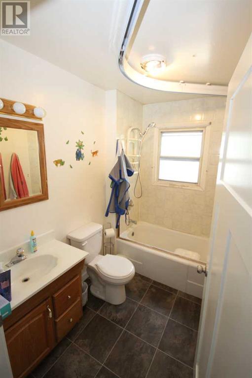 Photo 4 of 5810 52 Street, Taber AB
