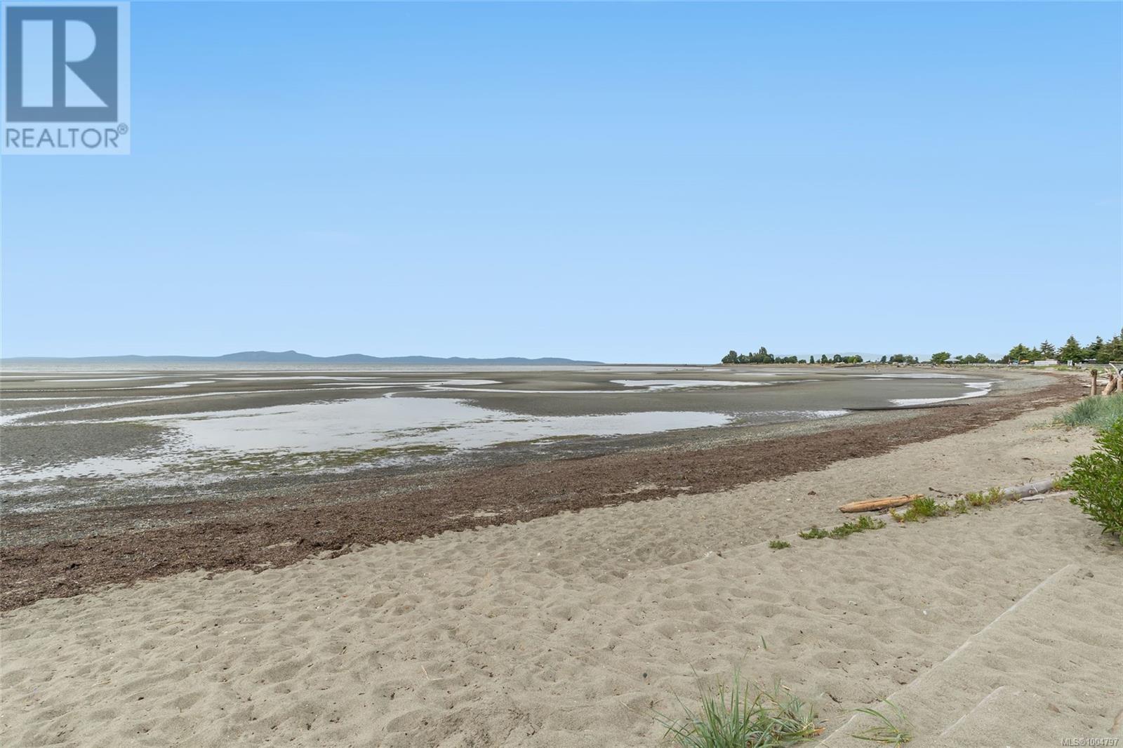 Photo 11 of 302 194 Beachside Dr, Parksville BC