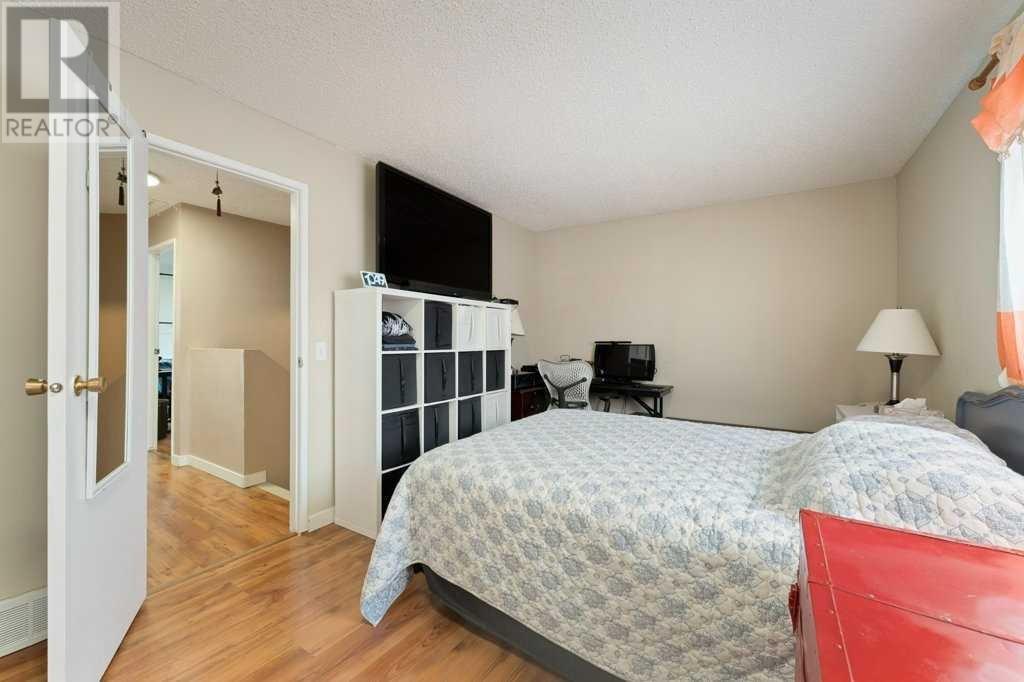 Single Family House for Sale in  woodsman Lane SW Woodbine Calgary 