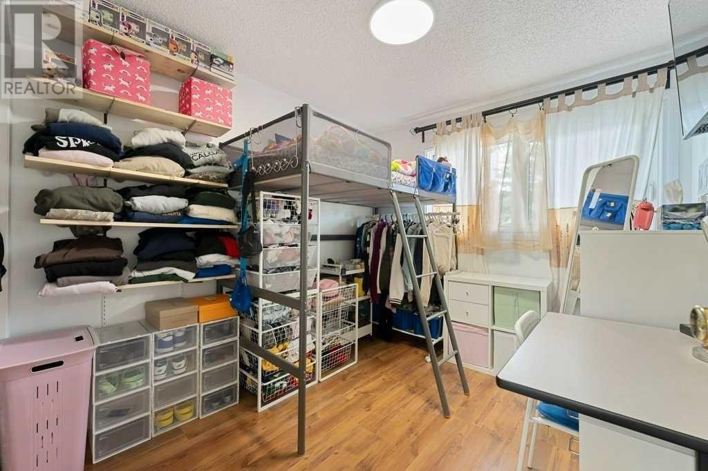 Single Family House for Sale in  woodsman Lane SW Woodbine Calgary 