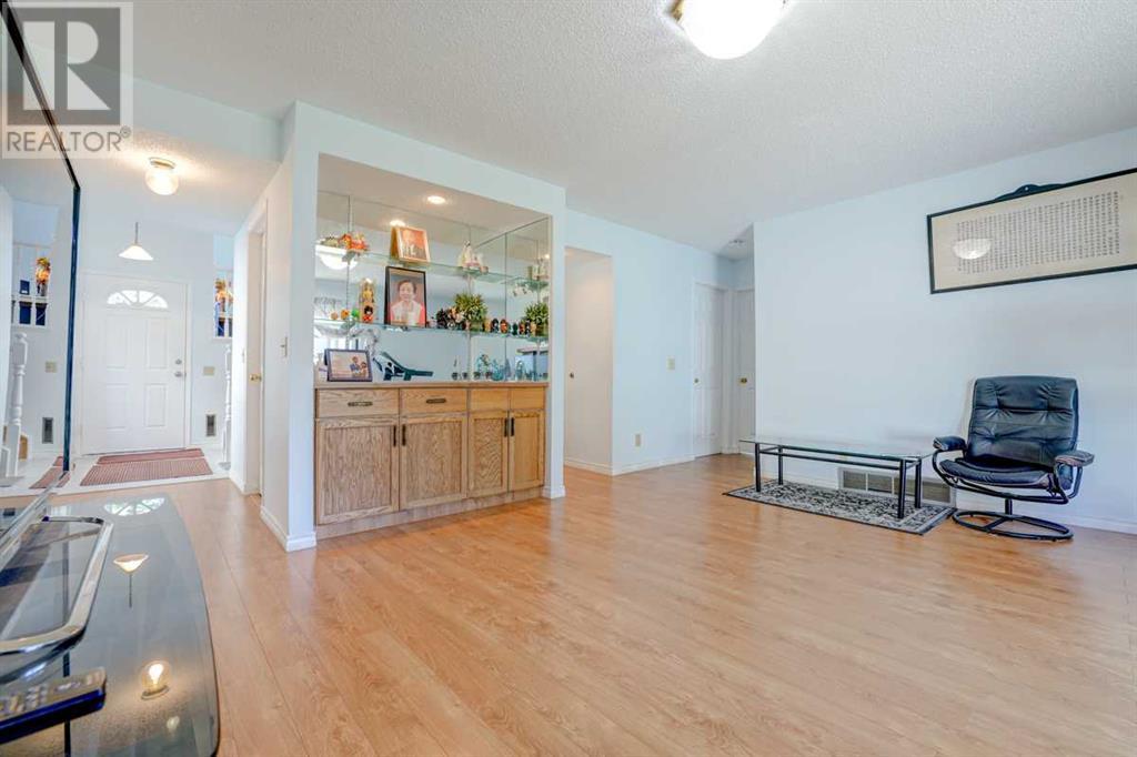 Single Family House 3 Level for Sale in  Sanderling Place NW Sandstone Valley Calgary 