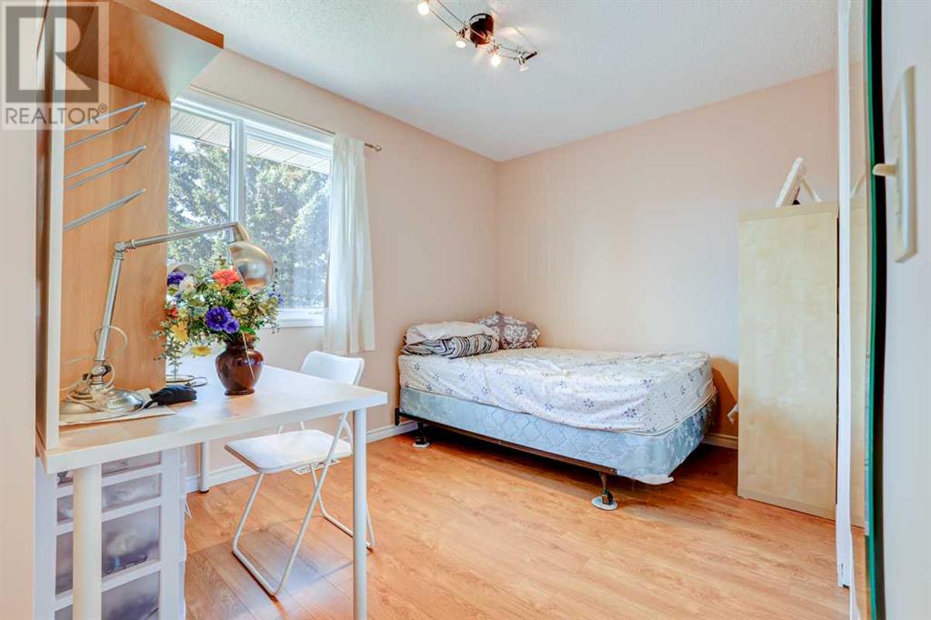 Single Family House 3 Level for Sale in  Sanderling Place NW Sandstone Valley Calgary 